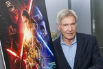 Harrison Ford chụp ảnh cùng poster phim Star Wars: The Force Awakens. (Ảnh: Action Press)