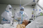 Nhân viên y tế điều trị cho bệnh nhân nhiễm COVID-19 tại bệnh viện ở Vũ Hán, tỉnh Hồ Bắc, Trung Quốc. (Ảnh: THX/TTXVN)