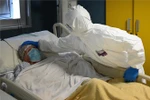 Nhân viên y tế chăm sóc bệnh nhân nhiễm COVID-19 tại bệnh viện ở Rome, Italy. (Ảnh: AFP/TTXVN)