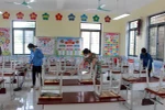 Giáo viên lau dọn toàn bộ phòng học, dụng cụ học tập để đón học sinh trở lại trường. Ảnh minh họa. (Ảnh: Đồng Thúy/TTXVN)