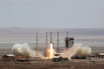 Vụ phóng vệ tinh Simorgh của Iran tại một địa điểm không xác định. (Ảnh: AFP/TTXVN)
