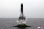 Vụ thử tên lửa đạn đạo kiểu mới Pukguksong-3 từ tàu ngầm của Triều Tiên ở ngoài khơi Vịnh Wonsan ngày 2/10. (Ảnh: AFP/TTXVN)