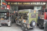 Người dân tụ tập và bao vây cửa hàng vàng bạc Oanh Vân 1 đòi tiền gửi. (Ảnh: Trọng Lịch/Vietnam+)