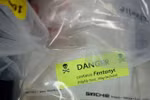 Những túi chứa ma túy, trong đó có fentanyl, được trưng bày trong cuộc họp báo sau một vụ bắt giữ ma túy lớn, tại văn phòng Tổng công tố New York, Mỹ. (Ảnh: AFP/TTXVN)