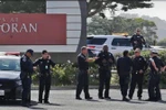 Cảnh sát điều tra tại hiện trường vụ nổ súng tại Trung tâm thương mại Tanforan ở San Bruno của California, ngày 2/7. (Nguồn: AP)
