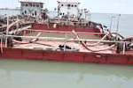 Các sà lan trang bị thiết bị hút cát trái phép bị lực lượng biên phòng Thành phố bắt giữ. (Ảnh: TTXVN phát) 