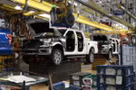Một dây chuyền lắp ráp xe của hãng Ford ở Dearborn, bang Michigan. (Ảnh: AFP/TTXVN)