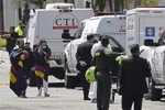 Sơ tán người dân khỏi hiện trường vụ nổ xe bom bên ngoài trường cảnh sát ở thủ đô Bogota của Colombia ngày 17/1. (Ảnh: AFP/TTXVN)