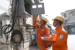 Đo chỉ số côngtơ điện. (Nguồn: TTXVN)