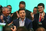 Tân Tổng thống Ukraine Volodymyr Zelensky (giữa). (Ảnh: THX/TTXVN)