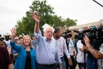 Ứng cử viên Bernie Sanders vẫy chào những người ủng hộ tại Des Moines, bang Iowa của Mỹ, ngày 11/8 vừa qua. (Ảnh: AFP/TTXVN)