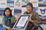 Cụ ông Masazo Nonaka (phải) người Nhật Bản được tổ chức Kỷ lục Guinness Thế giới trao bằng chứng nhận "người đàn ông sống thọ nhất trên thế giới" tại buổi lễ diễn ra ở quê nhà Hokkaido vào ngày 10/4/2018. (Nguồn: AFP/TTXVN)
