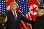 Tổng thống Mỹ Donald Trump và Chủ tịch Triều Tiên Kim Jong-un sau khi bắt tay nhau - cái bắt tay lịch sử tại Hà Nội. (Ảnh: TTXVN)
