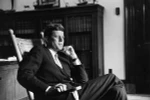 Ông John F. Kennedy lúc đang là thượng nghị sỹ tại Văn phòng tháng 8/1959. (Nguồn: LOOK Magazine/TTXVN)