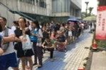 Xếp hàng suốt đêm để đăng ký lớp học bơi cho con trong kỳ nghỉ Hè