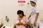 Sản phụ được hướng dẫn cách cho bé bú đúng cách trong một giờ sau khi sinh. (Nguồn: TTXVN) 