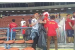 Cổ động viên Việt Nam tự giác và vui vẻ thu dọn rác sau trận đấu. (Ảnh: Hoàng Nhương/Vietnam+)