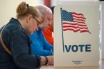 Cử tri bỏ phiếu tại điểm bầu cử Tổng thống ở Centreville, bang Virginia, ngày 8/11. (Nguồn: AFP/TTXVN)