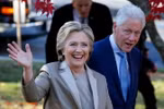 Ứng viên Hillary Clinton (trái) cùng chồng là cựu Tổng thống Bill Clinton sau khi bỏ phiếu bầu tại Chappaqua, New York, ngày 8/11. (Nguồn: AFP/TTXVN)