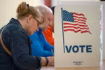 Cử tri bỏ phiếu tại điểm bầu cử Tổng thống ở Centreville, bang Virginia, ngày 8/11. (Nguồn: AFP/TTXVN)