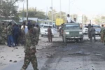 Binh sỹ Somalia làm nhiệm vụ tại hiện trường một vụ tấn công. (Nguồn: EPA/TTXVN)