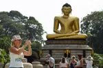Khách du lịch tại công viên Viharamahadevi ở Colombo, Sri Lanka, ngày 14/2/2019. (Nguồn: AFP/TTXVN) 
