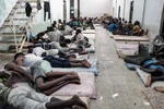 Những người nhập cư trái phép tại Zawiyah, cách thủ đô Tripoli, Lybia 45km về phía Tây. (Nguồn: AFP/TTXVN)