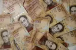 Các đồng tiền mệnh giá 100 Bolivar ở Caracas ngày 20/10. (Nguồn: AFP/TTXVN)
