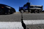 Một tuyến đường bị nứt sau trận động đất ở Ridgecrest, California, Mỹ. (Nguồn: AFP/TTXVN) 
