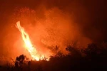 Lửa bùng lên từ các đám cháy rừng ở Kampar, Indonesia, ngày 16/9. (Nguồn: AFP/TTXVN) 