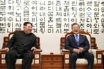 Tổng thống Hàn Quốc Moon Jae-in (phải) và Nhà lãnh đạo Triều Tiên Kim Jong-un (trái) trong cuộc gặp trước hội đàm thượng đỉnh tại Nhà Hòa bình ở làng đình chiến Panmunjom ngày 27/4. (Nguồn: YONHAP/TTXVN)