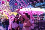 Du khách chụp ảnh tại một trung tâm mua sắm ở thủ đô Bangkok. (Nguồn: THX/TTXVN)