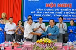 Lãnh đạo Tập đoàn Bưu chính Viễn thông Việt Nam và Ủy ban Nhân dân tỉnh Kiên Giang ký kết thực hiện đề án thành phố thông minh Phú Quốc. (Ảnh: Lê Huy Hải/TTXVN)