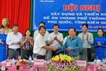 Lãnh đạo Tập đoàn Bưu chính Viễn thông Việt Nam và Ủy ban Nhân dân tỉnh Kiên Giang ký kết thực hiện đề án thành phố thông minh Phú Quốc. (Ảnh: Lê Huy Hải/TTXVN)