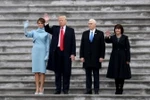 Tân Tổng thống Donald Trump (thứ hai, trái), tân Phó Tổng thống Mike Pence (thứ hai, phải) sau lễ tuyên thệ nhậm chức tại Washington, DC., ngày 20/1. (Nguồn: EPA/TTXVN)