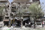 Cảnh hư hại tại hiện trường vụ đánh bom xe ở quảng trường Tahrir, Syria ngày 2/7. (Nguồn: AFP/TTXVN)