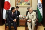 Thủ tướng Nhật Bản Shinzo Abe (trái) và Thủ tướng Ấn Độ Narendra Modi (phải) trong cuộc gặp bên lề Hội nghị thượng đỉnh ASEAN và các hội nghị liên quan tại Vientiane, Lào, ngày 7/9. (Nguồn: Kyodo/TTXVN)