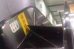 Kinh hoàng thang cuốn Trung Quốc dài 17m bất ngờ bật tung
