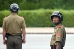 Binh sỹ Triều Tiên gác tại làng đình chiến Panmunjom ngày 27/7. (Nguồn: AFP/TTXVN)