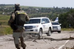 Các thành viên OSCE làm nhiệm vụ tại làng Shyrokyne thuộc khu vực Donetsk ở miền đông Ukraine ngày 4/7. (Nguồn: AFP/TTXVN)