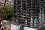 Tòa chung cư Grenfell ở London, Anh bị cháy rụi trong vụ hỏa hoạn, ngày 17/10/2017. (Nguồn: AFP/TTXVN) 