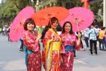 Phụ nữ Việt Nam mặc trang phục truyền thống của Nhật Bản tại lễ hội. (Ảnh: Thành Đạt/TTXVN) 