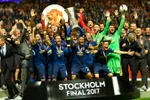 Niềm vui đăng quang của các cầu thủ MU sau khi giành chiến thắng trước Ajax Amsterdam trong trận chung kết UEFA Europa League trên sân Stockholm, Thụy Điển ngày 24/5. (Nguồn: EPA/TTXVN)