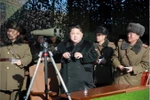 Nhà lãnh đạo Kim Jong-un theo dõi cuộc thi của các đơn vị pháo binh Triều Tiên. (Nguồn: YONHAP/TTXVN)