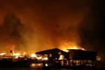 [Photo] "Biển lửa" khủng khiếp trong vụ cháy lớn ở Nha Trang