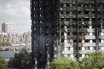Tòa chung cư Grenfell Tower bị thiêu rụi trong vụ hỏa hoạn. (Nguồn: AFP/TTXVN)