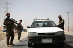 Lực lượng an ninh Afghanistan kiểm tra tại một chốt an ninh trên tuyến đường cao tốc Kabul-Ghazni ở tỉnh Wardak ngày 13/8. (Nguồn: THX/TTXVN) 