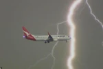[Photo] Khoảnh khắc máy bay suýt bị sét đánh giữa không trung