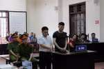 Bị cáo Phàng A Nhà và Nguyễn Văn Vẻ tại phiên tòa. (Ảnh: Thanh Hải/TTXVN) 