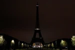 Khoảnh khắc Tháp Eiffel tắt đèn tưởng nhớ ông Jacques Chirac